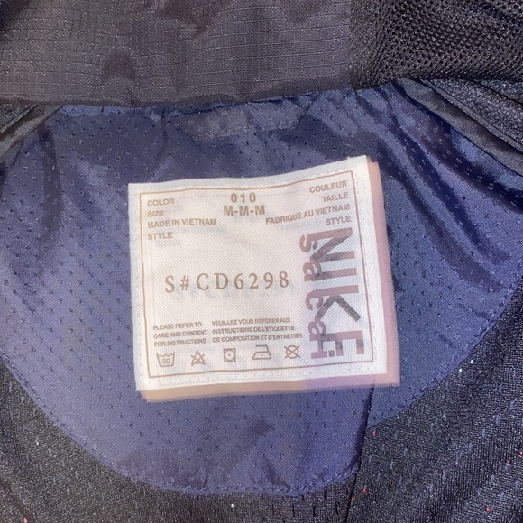 A nike jacket - Picture 4 of 5